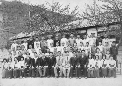 1949년 달산공립국민학교 졸업식 기념촬영